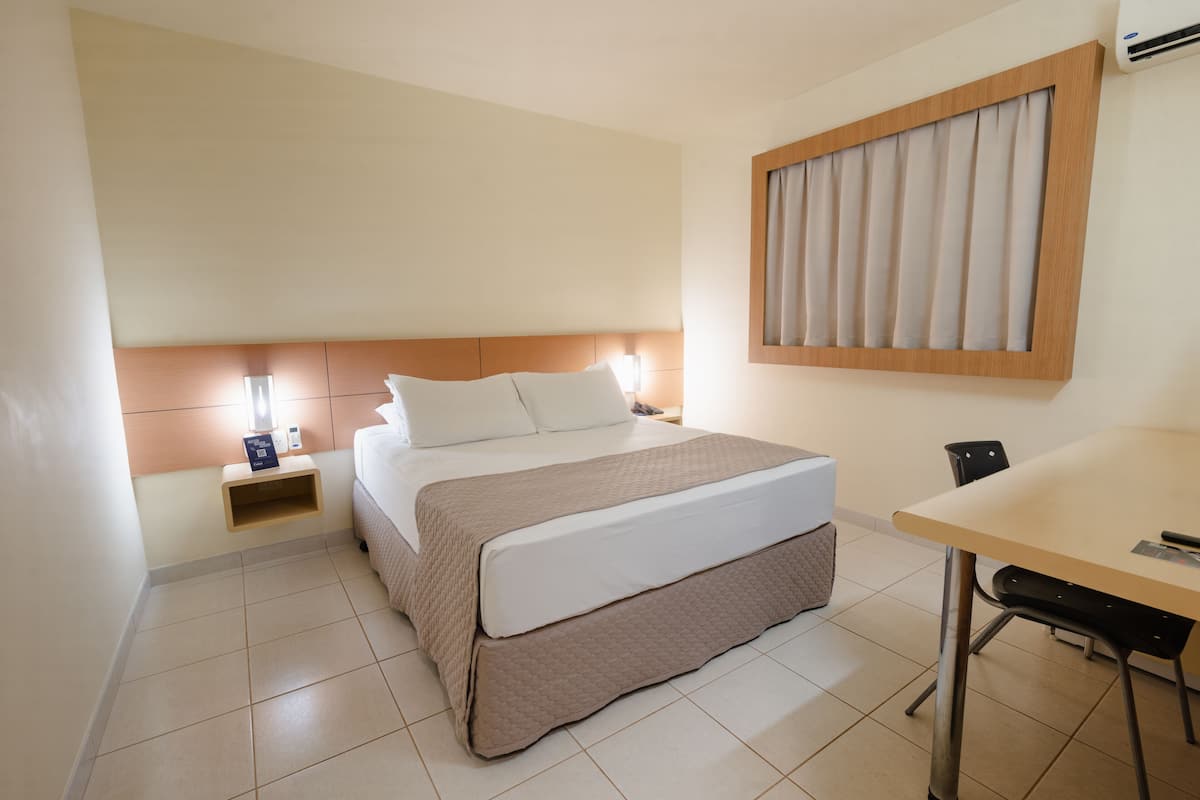 Deluxe Room (Casal) | Minibar, desk, blackout curtains, free WiFi
