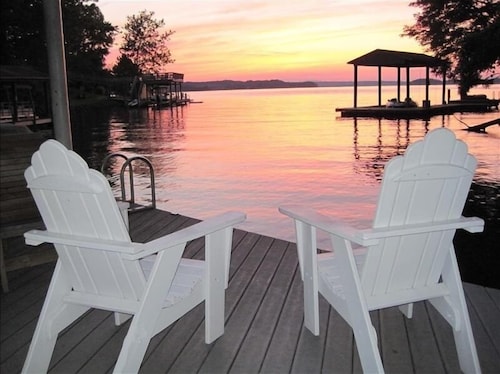 Water Toys & Pet Friendly! Come Visit "Mellow Yellow"!