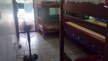 Gemeinsamer Basic-Schlafsaal, Gemischter Schlafsaal, eigenes Bad, zum Innenhof hin | Ausblick vom Zimmer