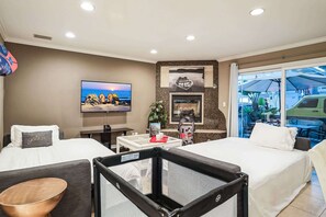 3 bedrooms, desk, iron/ironing board, WiFi - Waking up in your own 3BR beach home! (Newport Beach)