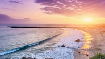 Na praia, guarda-sóis