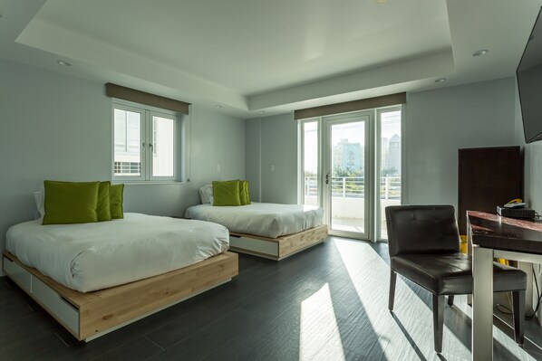 Una habitación de hotel moderna con dos camas, un escritorio y una silla.