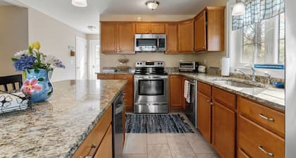 1 Block to Beach -large deck overlooking beautiful yard - Cul-de-sac