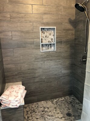 Ensemble baignoire-douche, séchoir à cheveux, serviettes fournies, savon