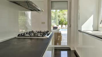 Frigorífico, microondas, placa de cocina y cafetera o tetera