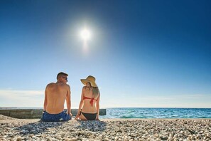 Tæt på stranden, liggestole, badehåndklæder