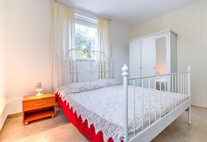 2 bedrooms, in-room safe, iron/ironing board, free WiFi