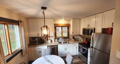 ☆ SKI ON & OFF ☆ Spruce Glen A on Great Eastern Trail w/AC, Sauna, Fireplace