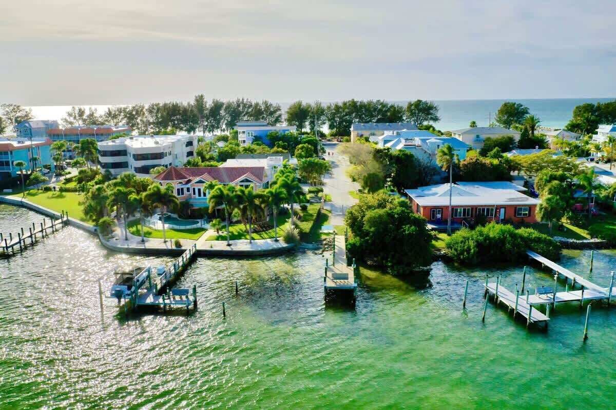 Une zone résidentielle côtière comprenant des maisons, un quai et une marina.
