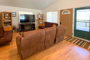 TV, DVD player, books, video library - Private 2-Acre Retreat w/ MTN Views, Walk to River (St. Maries)