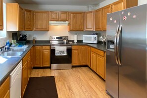 Fridge, microwave, stovetop, dishwasher - Private 2-Acre Retreat w/ MTN Views, Walk to River (St. Maries)
