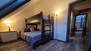A bunk bed room with a desk, lamp, and a walk-in closet. - ☆ SKI ON & OFF ☆ Spruce Glen B on Great Eastern Trail w/AC, Fireplace, Sauna (Killington)