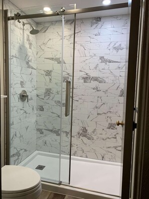 Bathtub, hair dryer, towels, soap - ☆ SKI ON & OFF ☆ Spruce Glen B on Great Eastern Trail w/AC, Fireplace, Sauna (Killington)