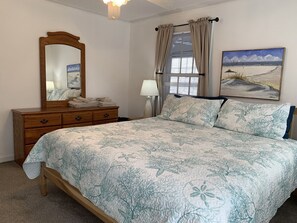 1 bedroom, desk, iron/ironing board, free WiFi - ZenDeck & Courtyard - King Room & Double Room - Pet Friendly - Across from Beach (Charleston)