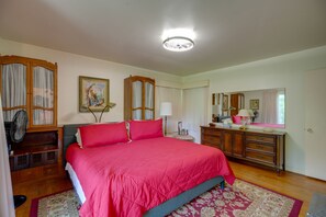 3 bedrooms, desk, iron/ironing board, Internet - Spacious San Antonio Home ~ 5 Mi to Downtown! (San Antonio)