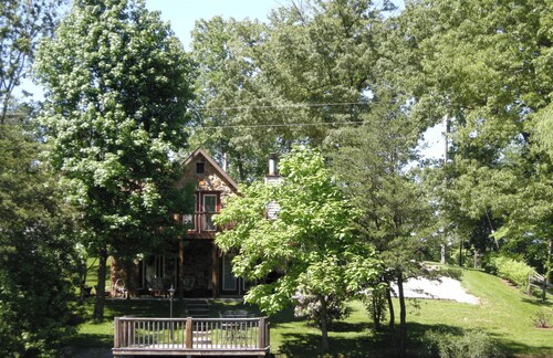 Lake Cumberland vacation home, overlooking private fishing pond