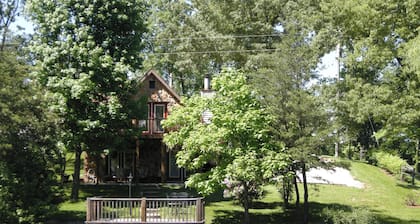 Lake Cumberland vacation home, overlooking private fishing pond