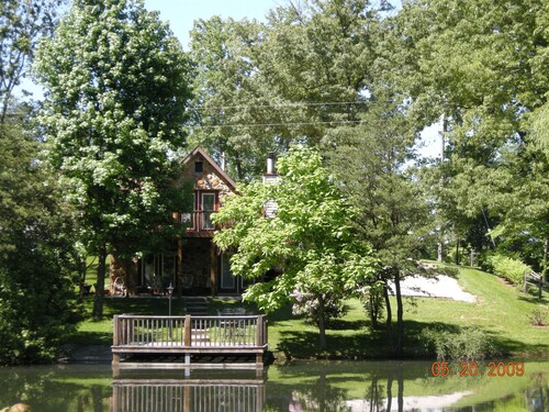 Lake Cumberland vacation home, overlooking private fishing pond