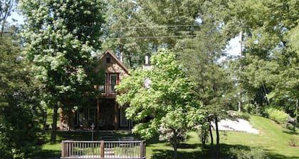 Lake Cumberland vacation home, overlooking private fishing pond