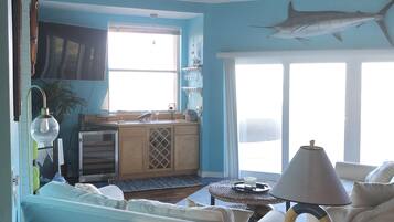 Smart TV, libros y monitor de computadora