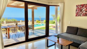 Smart TV, fireplace, DVD player, stereo - Modern spacious villa with private pool, large garden and sea view/sunset (Kalamitsi)