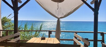 Villa moderna y espaciosa con piscina privada, amplio jardín y vista al mar