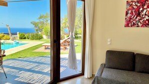 Älytelevisio, takka, DVD-soitin, stereot