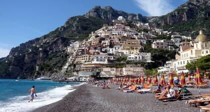 Villa de época rodeada de vegetación entre la costa de Amalfi y el Cilento
