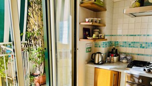 Cozinha com armários de madeira, fogão e painel de azulejos.