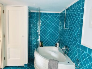 Ensemble douche/baignoire, sèche-cheveux, bidet, serviettes fournies