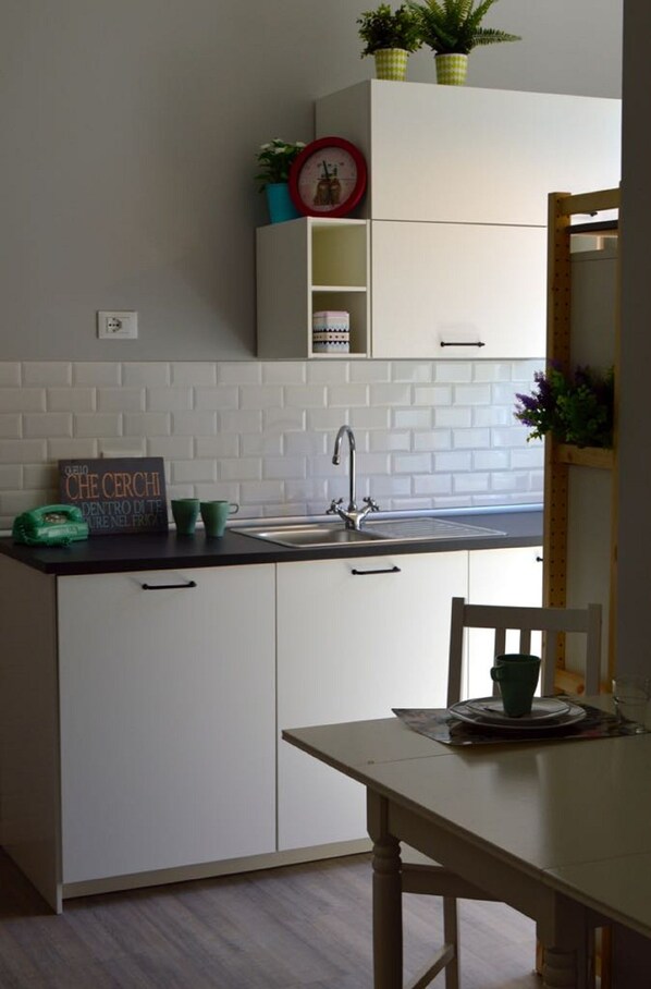 Frigorifero, forno, piano cottura, lavastoviglie