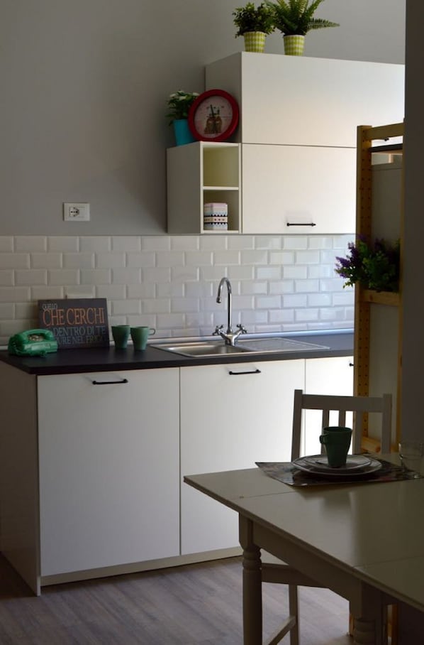 Frigorifero, forno, piano cottura, lavastoviglie