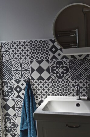 Sèche-cheveux, serviettes fournies, savon, papier toilette