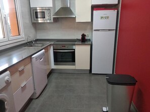 冷蔵庫、電子レンジ、オーブン、コンロ