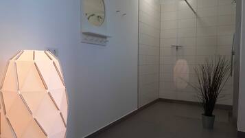 Suihku, hiustenkuivaaja, saippua, vessapaperi