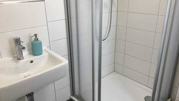 Douche, sĂšche-cheveux, savon, papier toilette