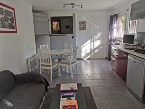 TV, ping pong, books - Charming apartment, in an authentic setting, private terrace. (Ascain)