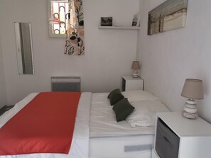 2 makuuhuonetta, silitysrauta/-lauta, ilmainen Wi-Fi