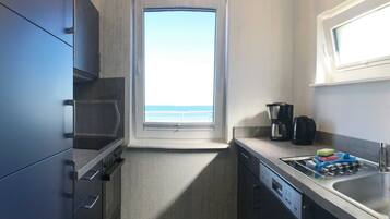 Refrigerador, horno, lavavajillas y cafetera y tetera