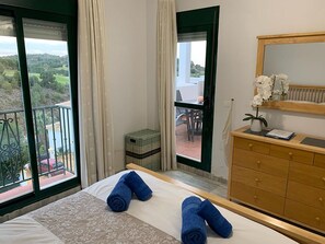 3 slaapkamers, een strijkplank/strijkijzer, gratis wifi, beddengoed