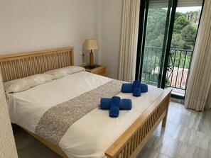 3 slaapkamers, een strijkplank/strijkijzer, gratis wifi, beddengoed