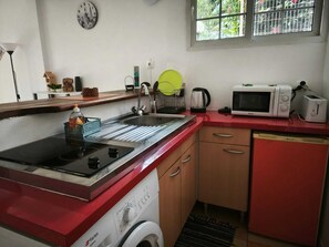 雪櫃、微波爐、焗爐、爐具