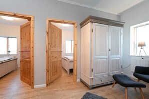 5 bedrooms, travel cot, WiFi, bed sheets