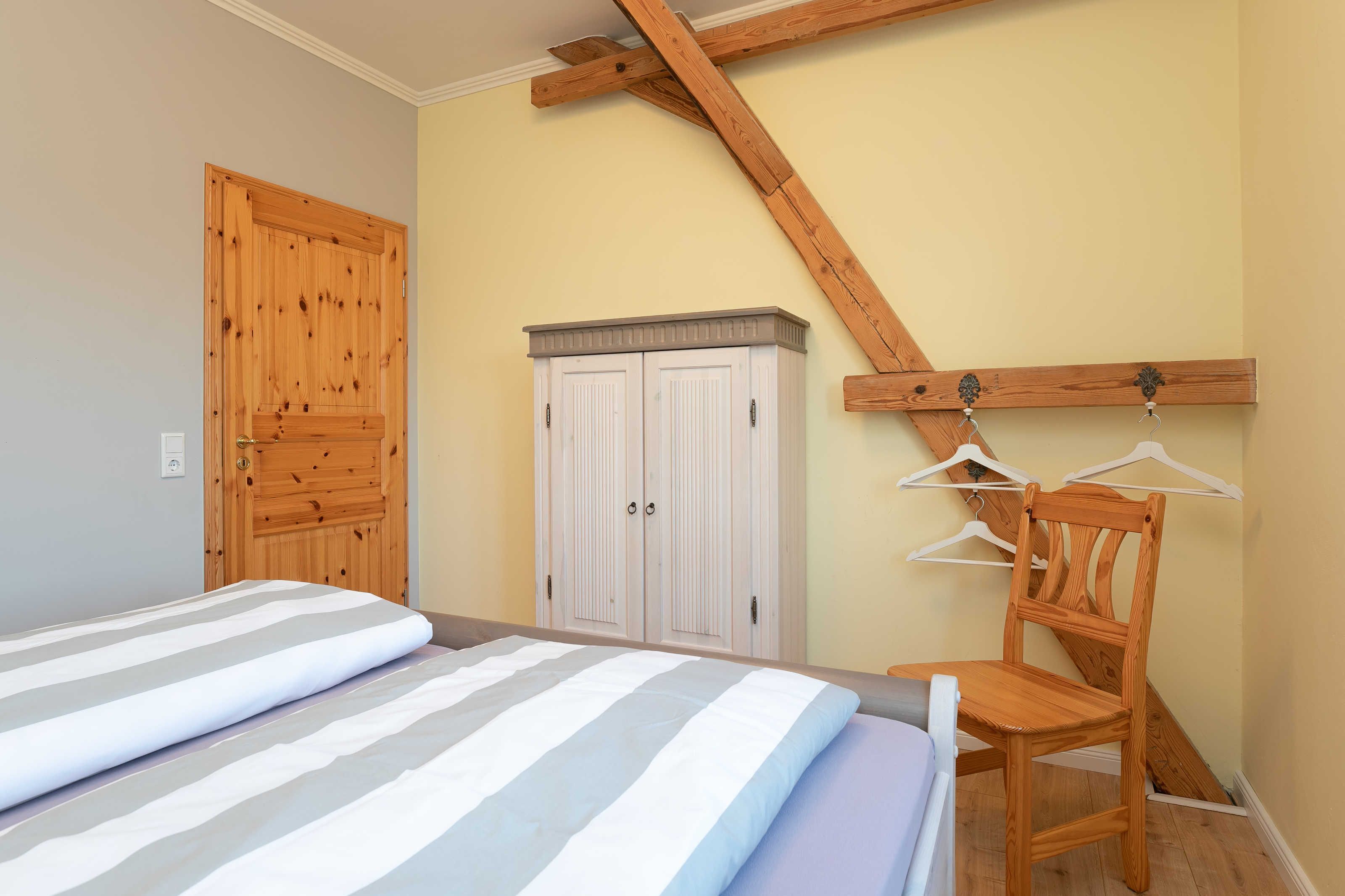 5 bedrooms, travel crib, WiFi, bed sheets