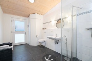 Douche, sèche-cheveux, serviettes fournies