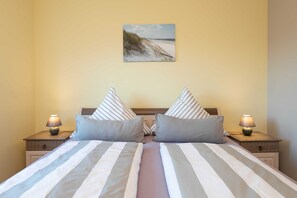 5 bedrooms, travel crib, WiFi, bed sheets