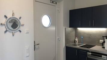 Fridge, oven, dishwasher, coffee/tea maker