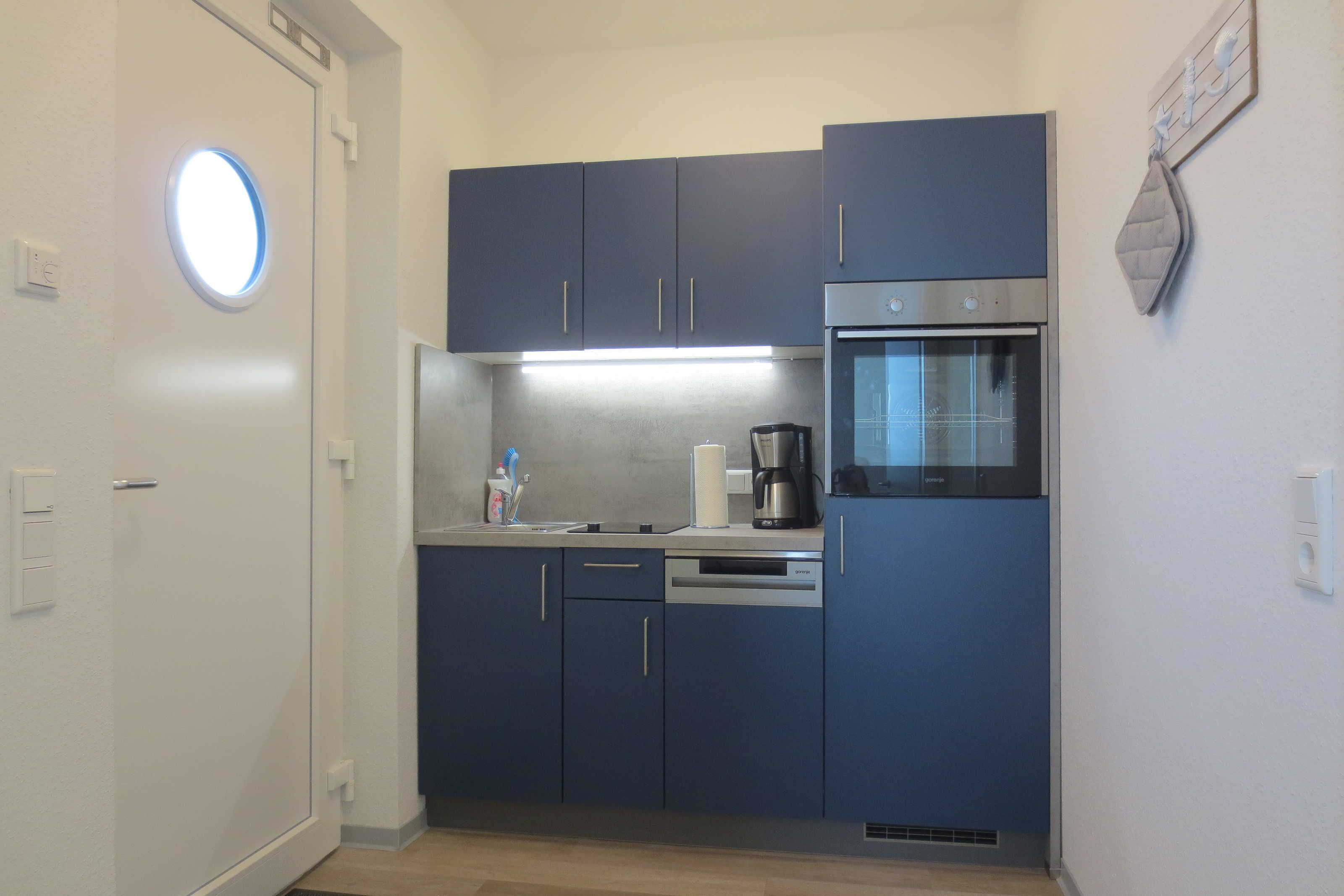 Kühlschrank, Ofen, Geschirrspüler, Wasserkocher mit Kaffee-/Teezubehör