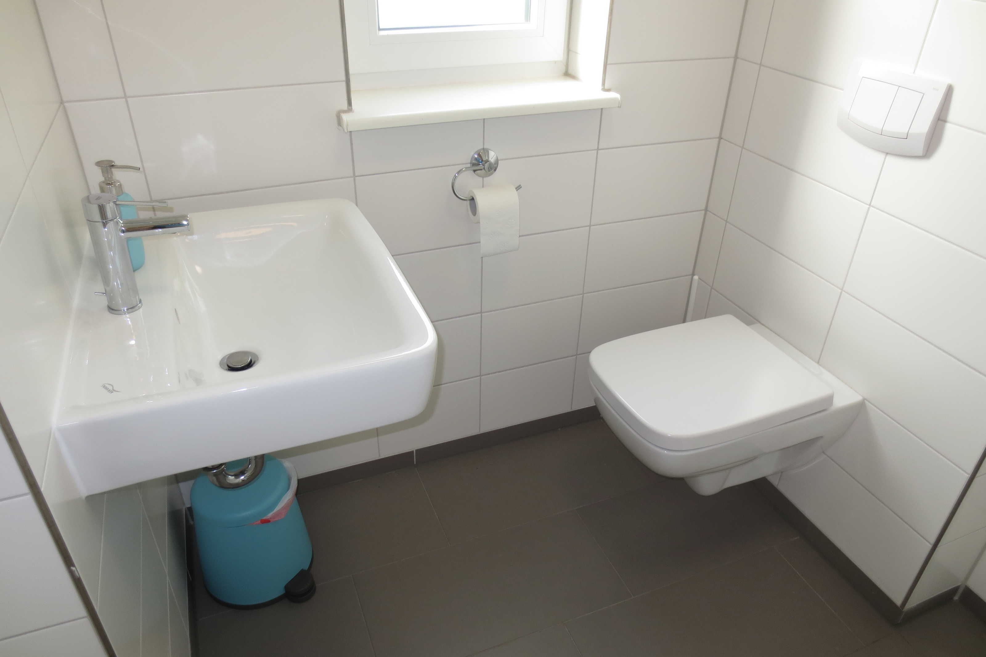 Douche, sèche-cheveux, savon, papier toilette