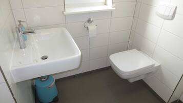 Douche, sĂšche-cheveux, savon, papier toilette